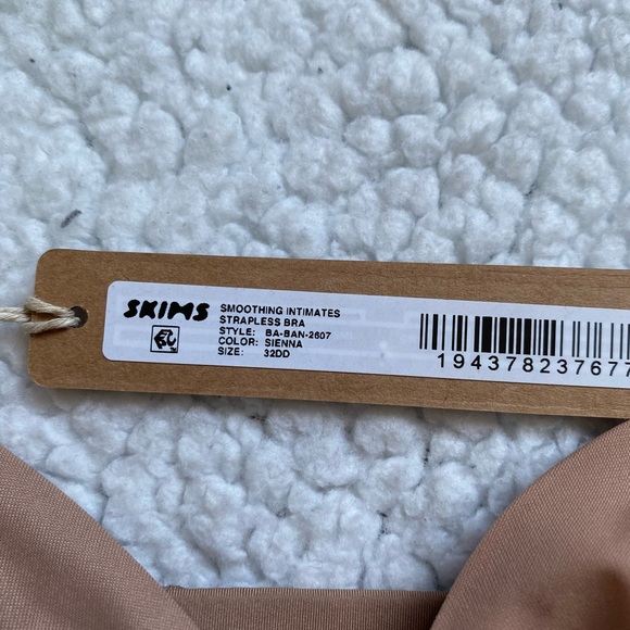 SKIMS smoothing strapless bra Sienna - Picture 7 of 7